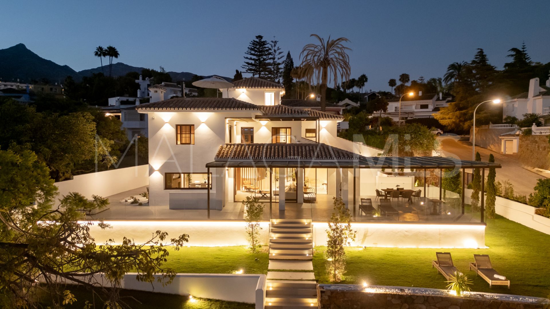 For sale 5 bedrooms villa in Marbella Golden Mile