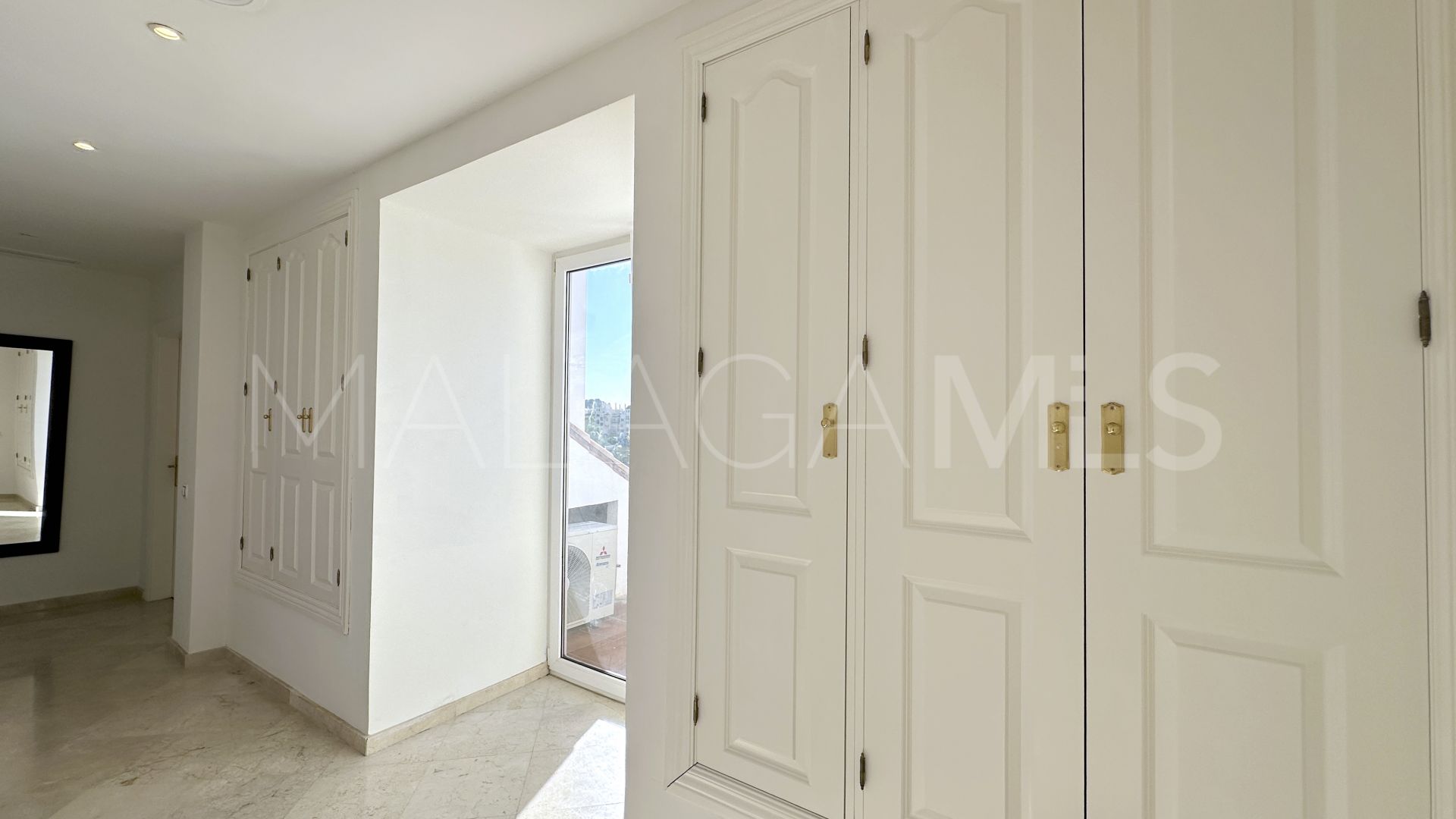 Buy 5 bedrooms villa in La Resina Golf