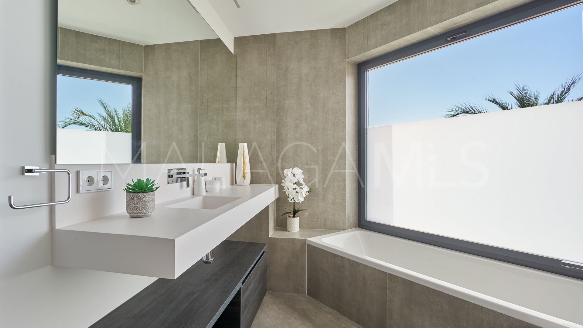 Radhus for sale in The Island