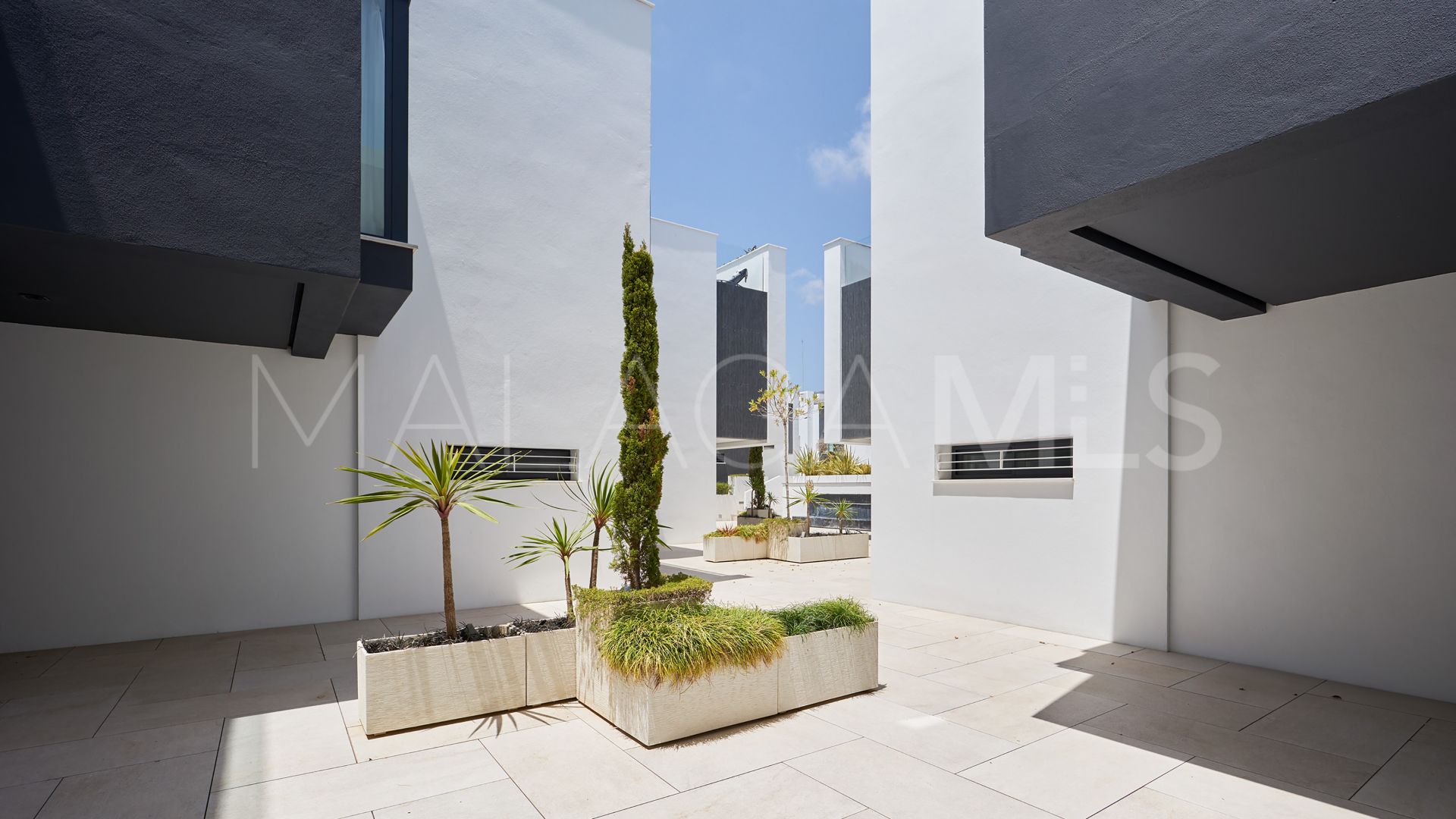 Radhus for sale in The Island