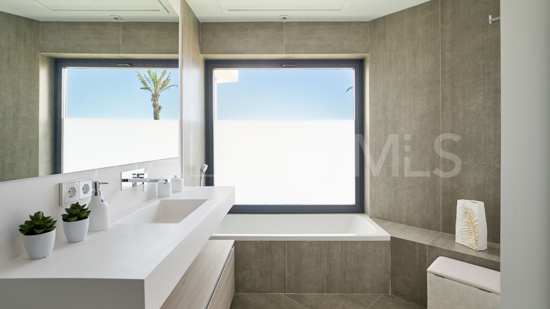 Radhus for sale in The Island