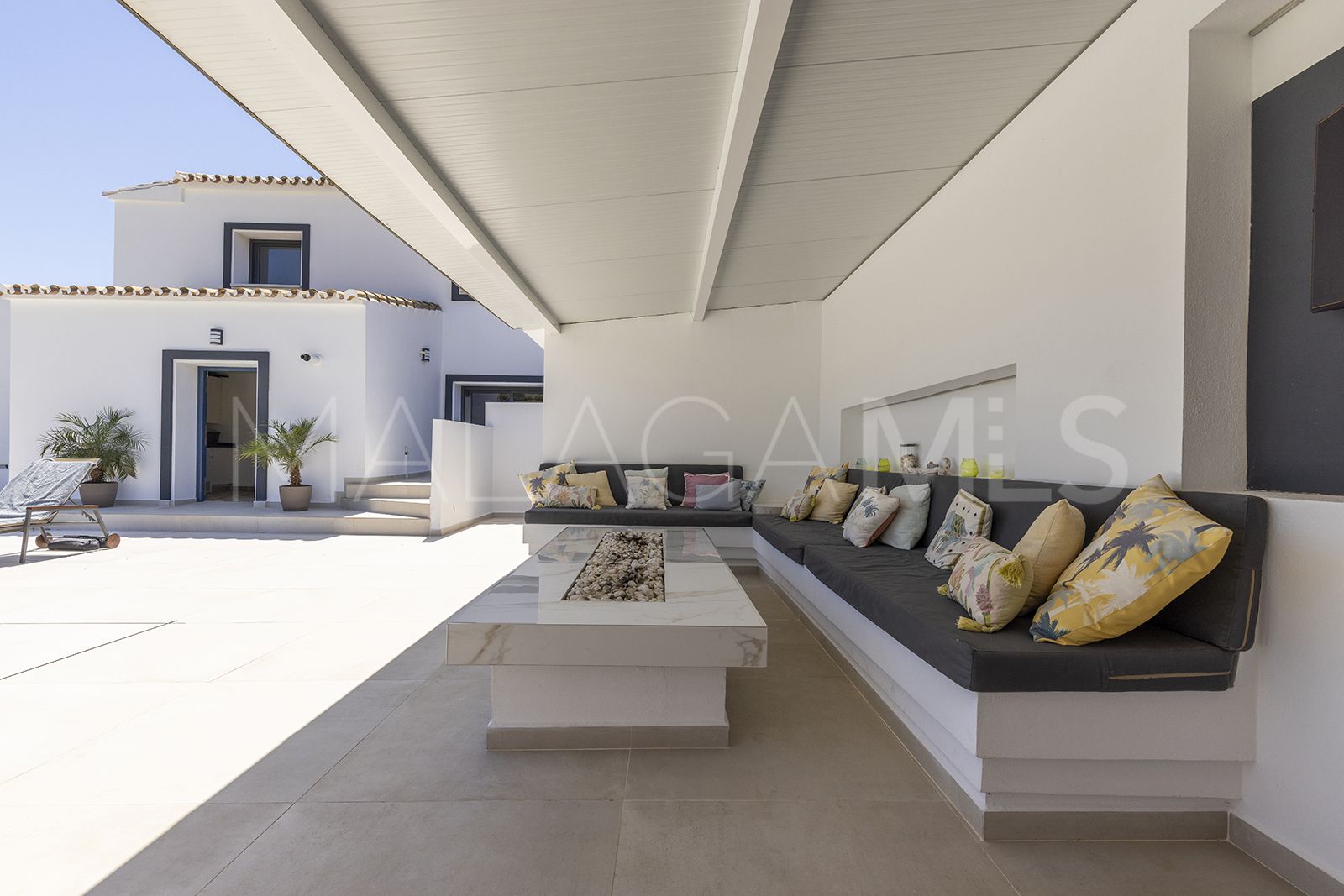 Villa for sale in Casares