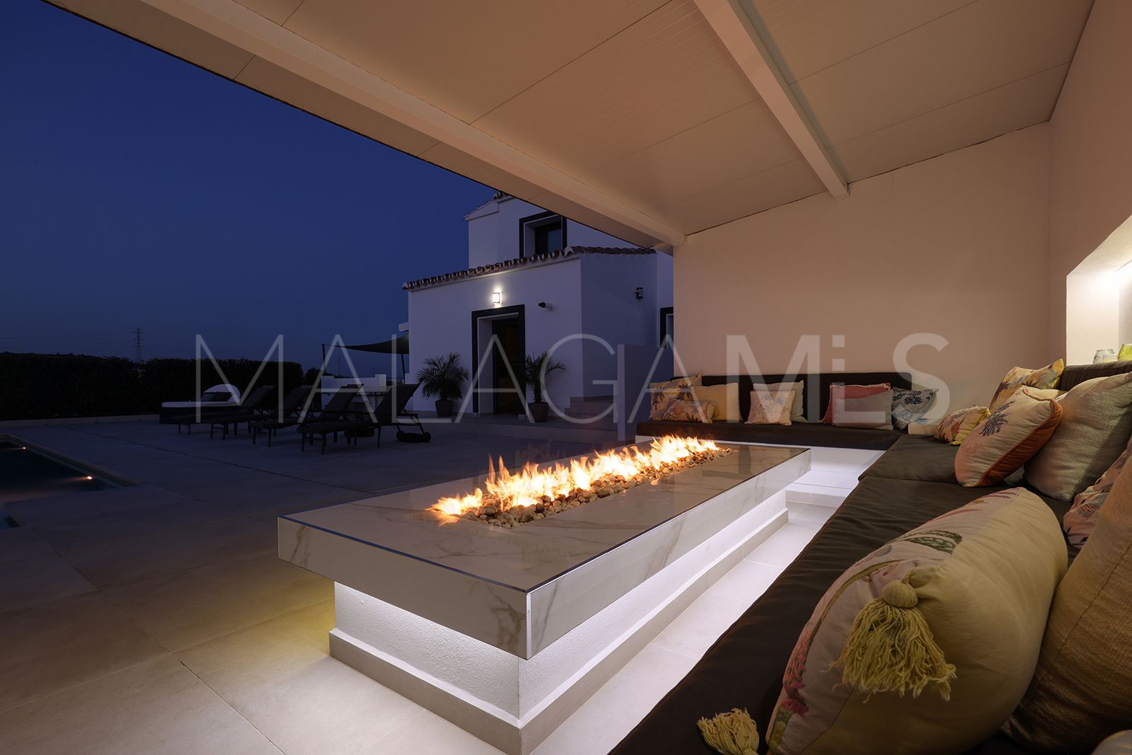 Villa for sale in Casares