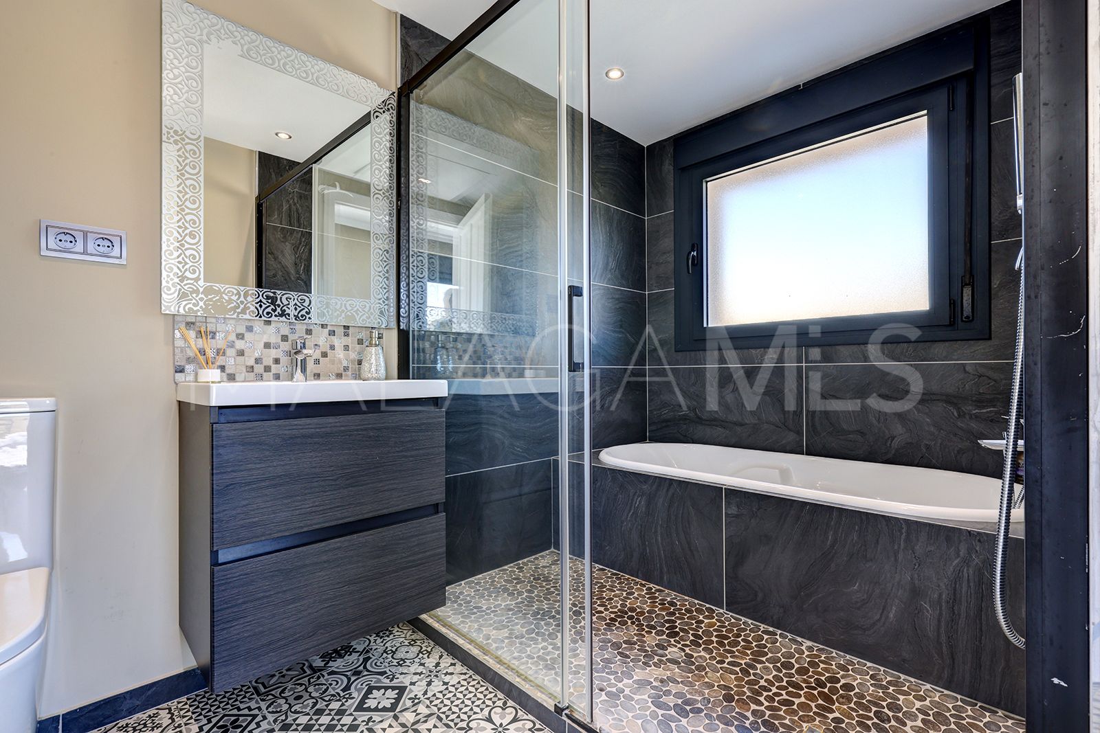 Villa for sale in Casares