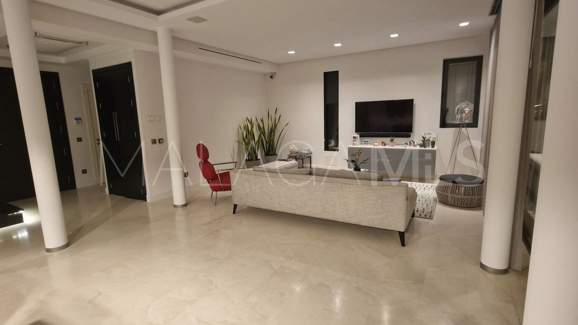 Villa for sale in Nueva Andalucia