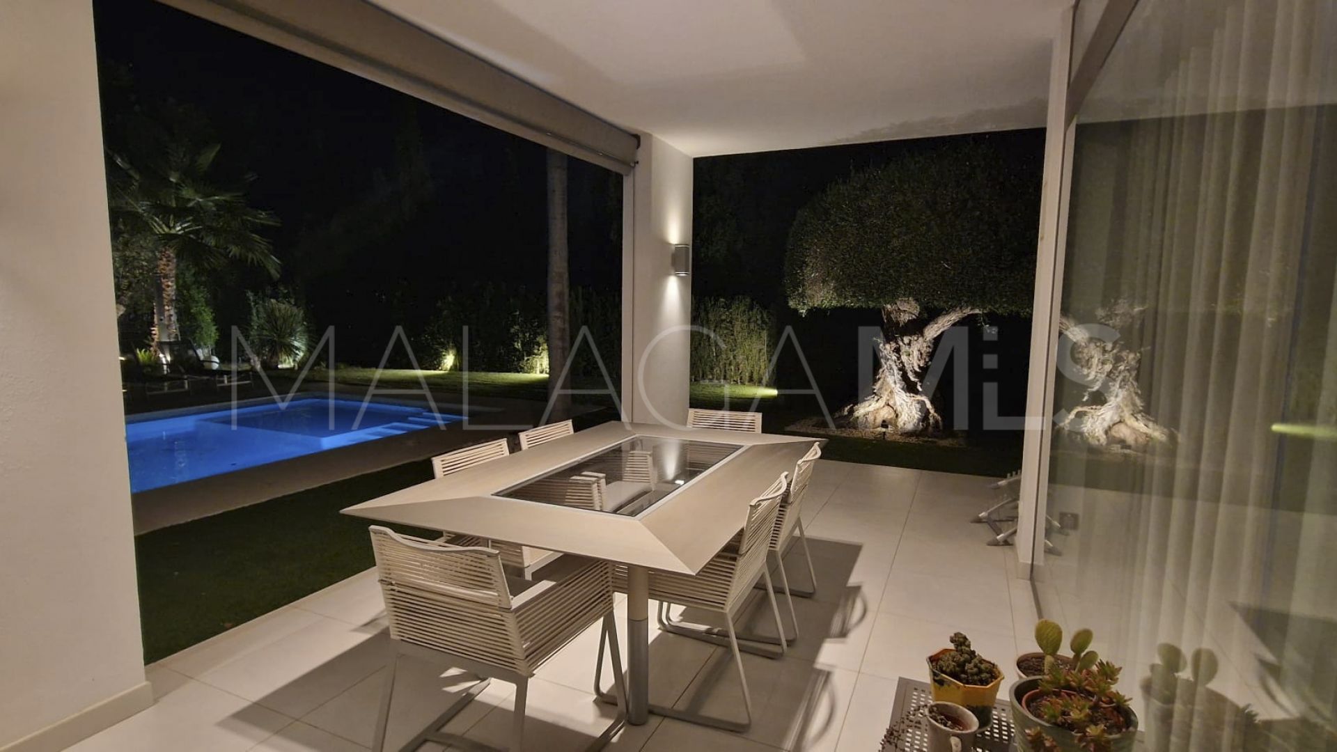 Villa for sale in Nueva Andalucia