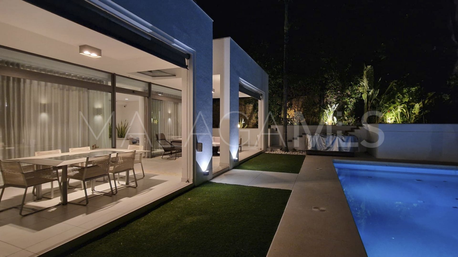 Villa for sale in Nueva Andalucia