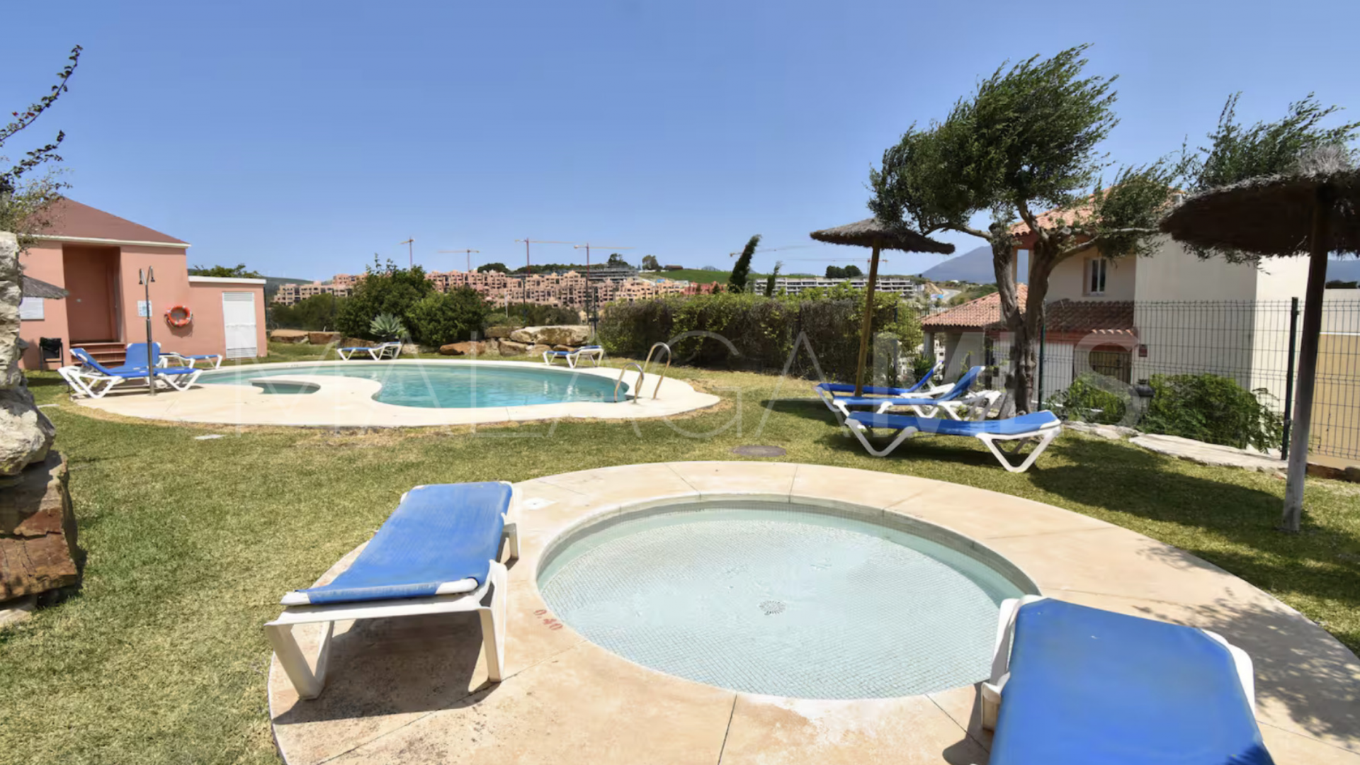 Duplex for sale in La Duquesa