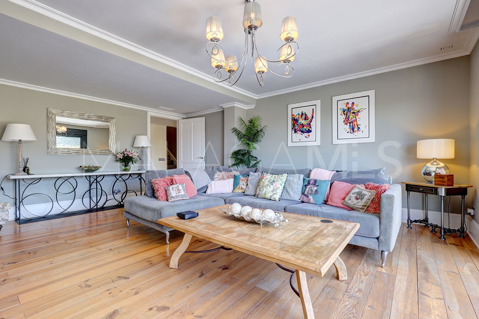 Villa for sale in Casares