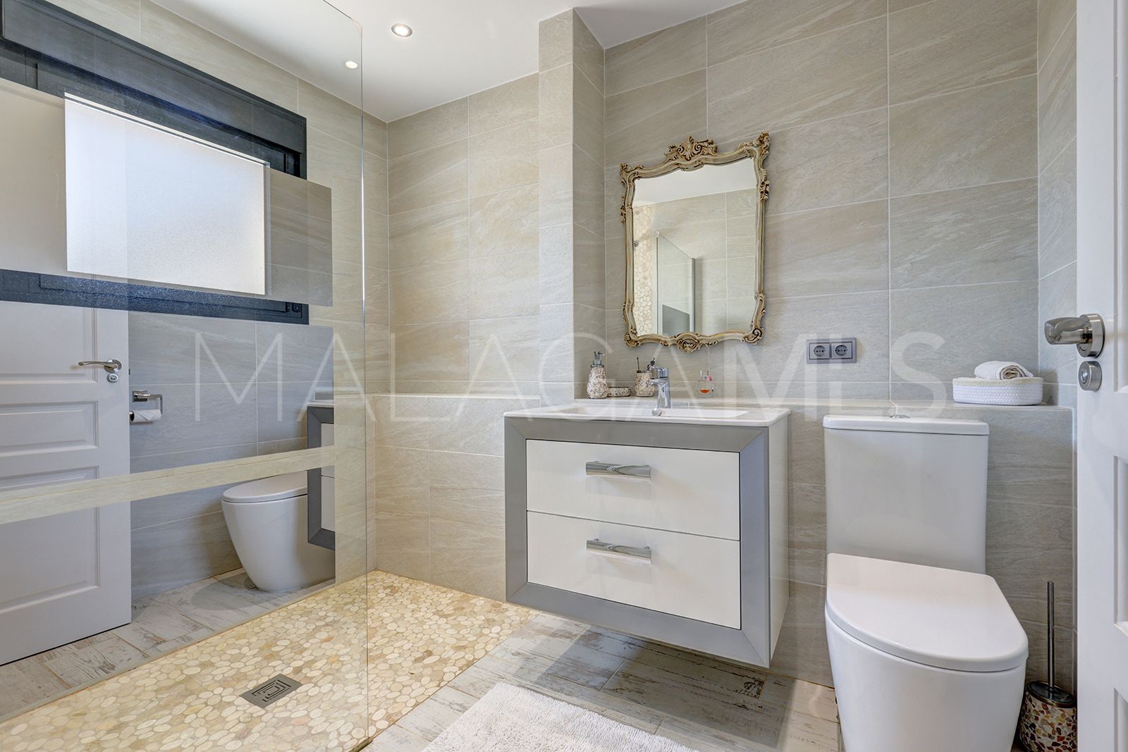 Villa for sale in Casares