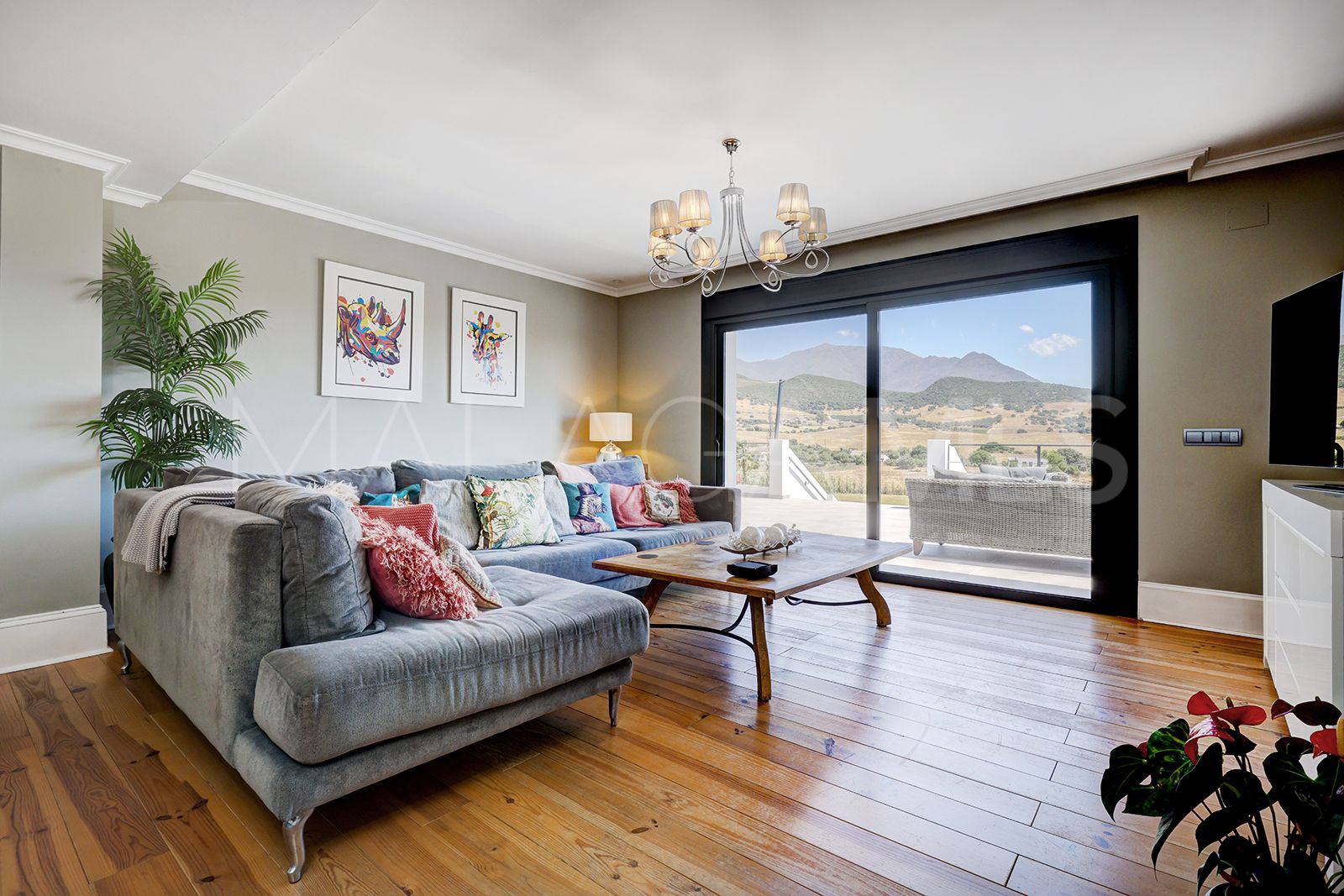 Villa for sale in Casares