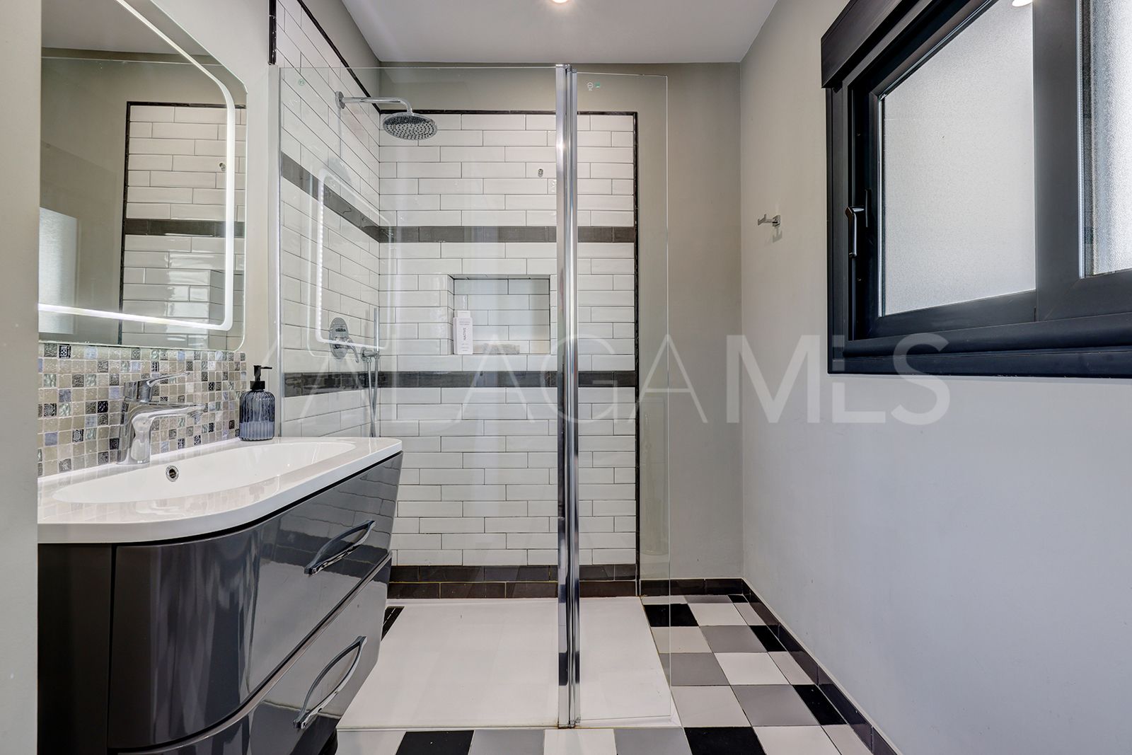 Villa for sale in Casares