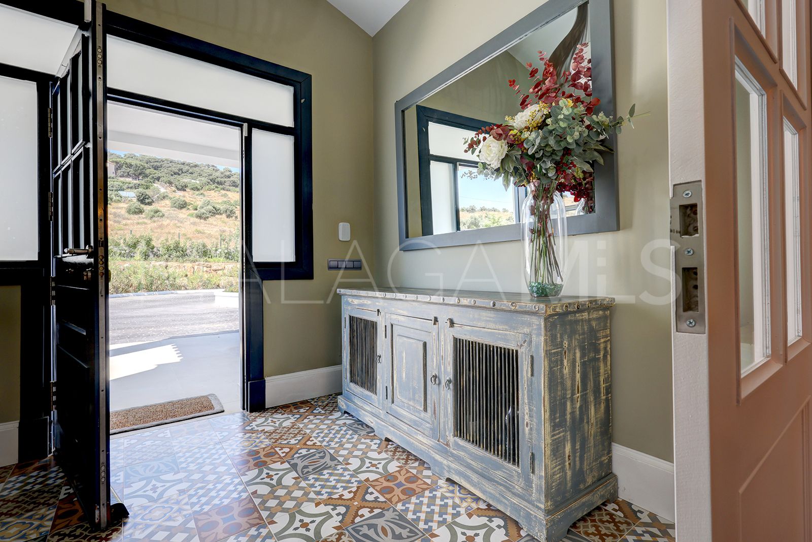 Villa for sale in Casares