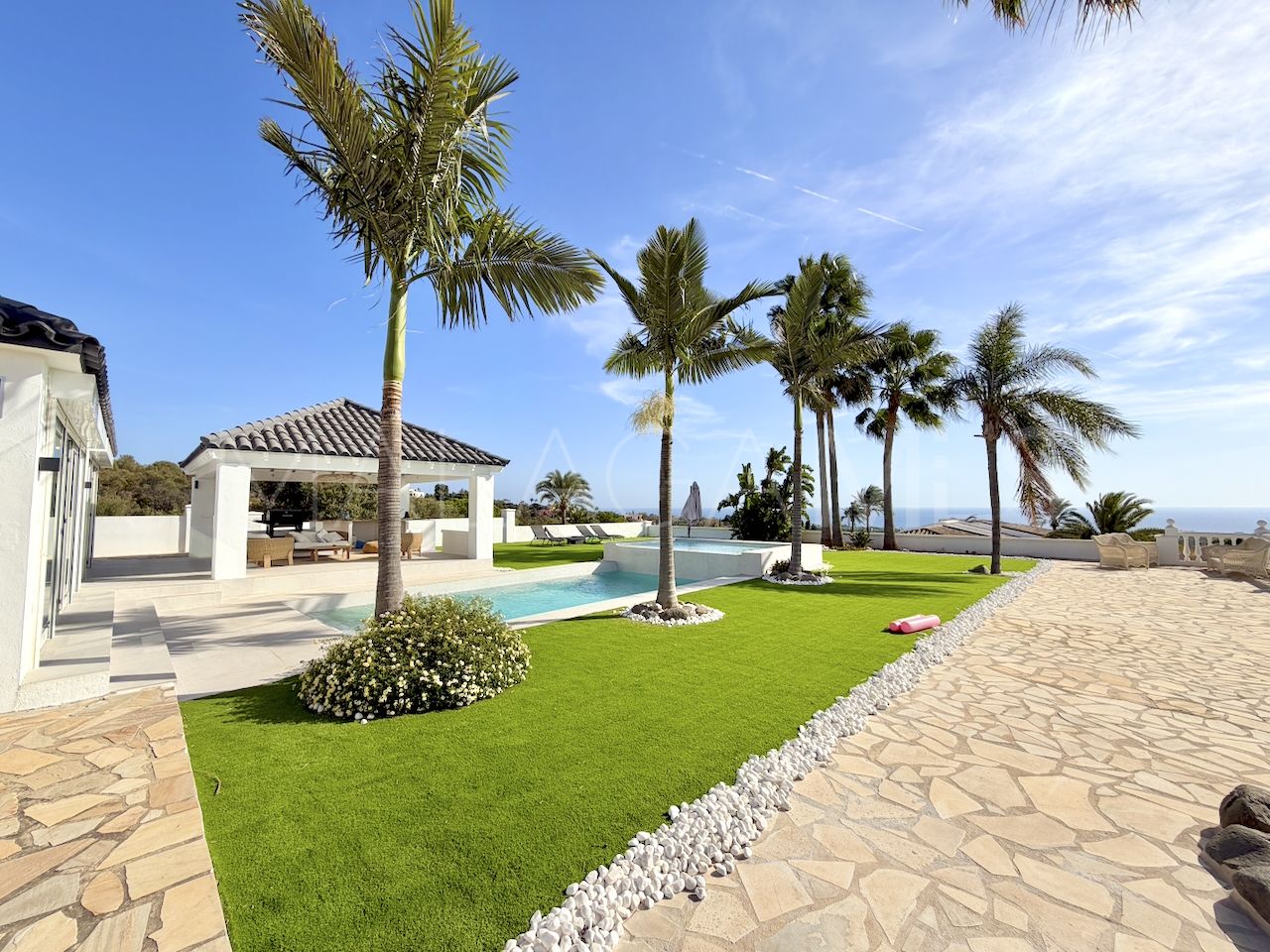 House with 4 bedrooms for sale in Elviria