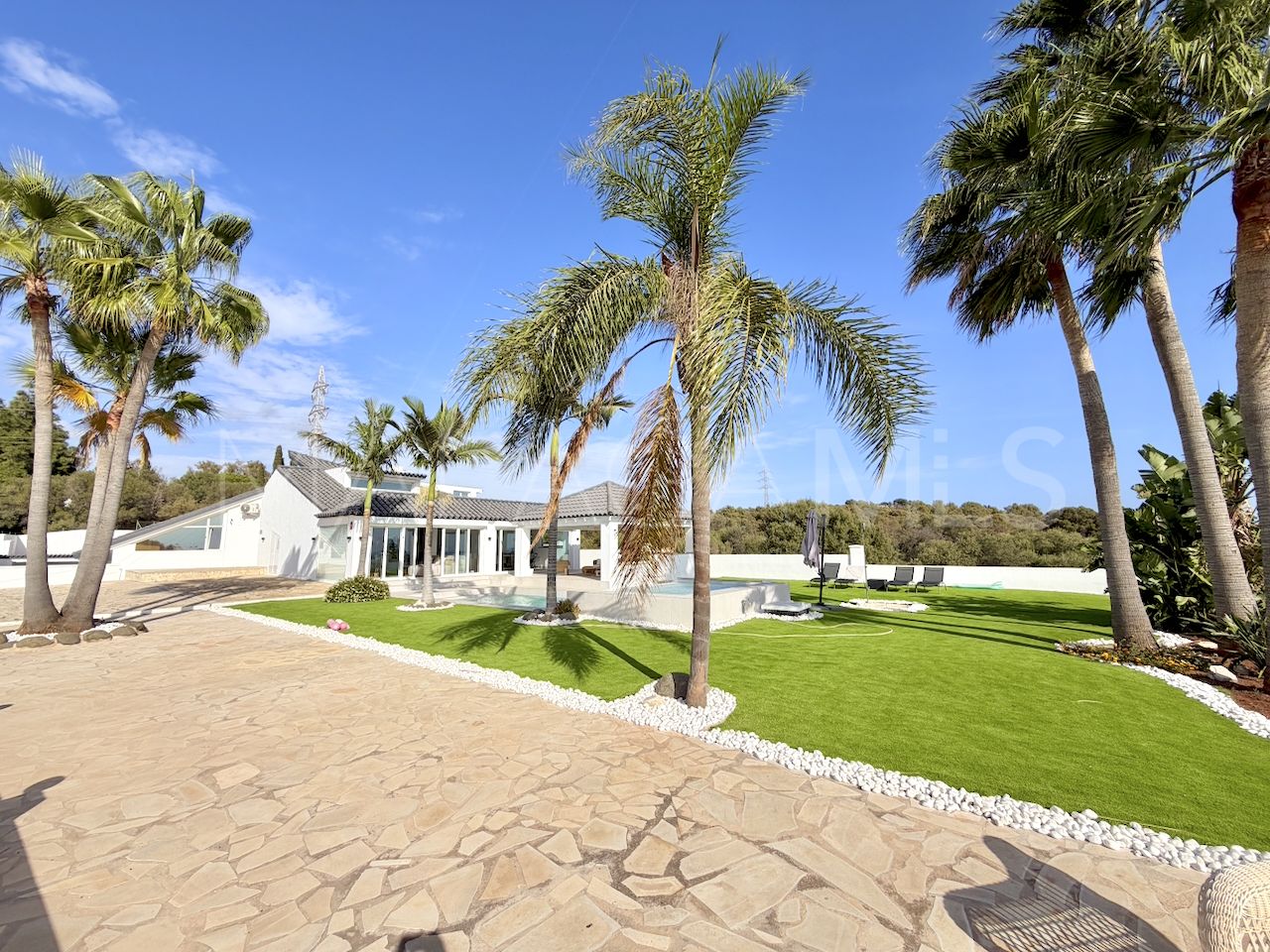House with 4 bedrooms for sale in Elviria