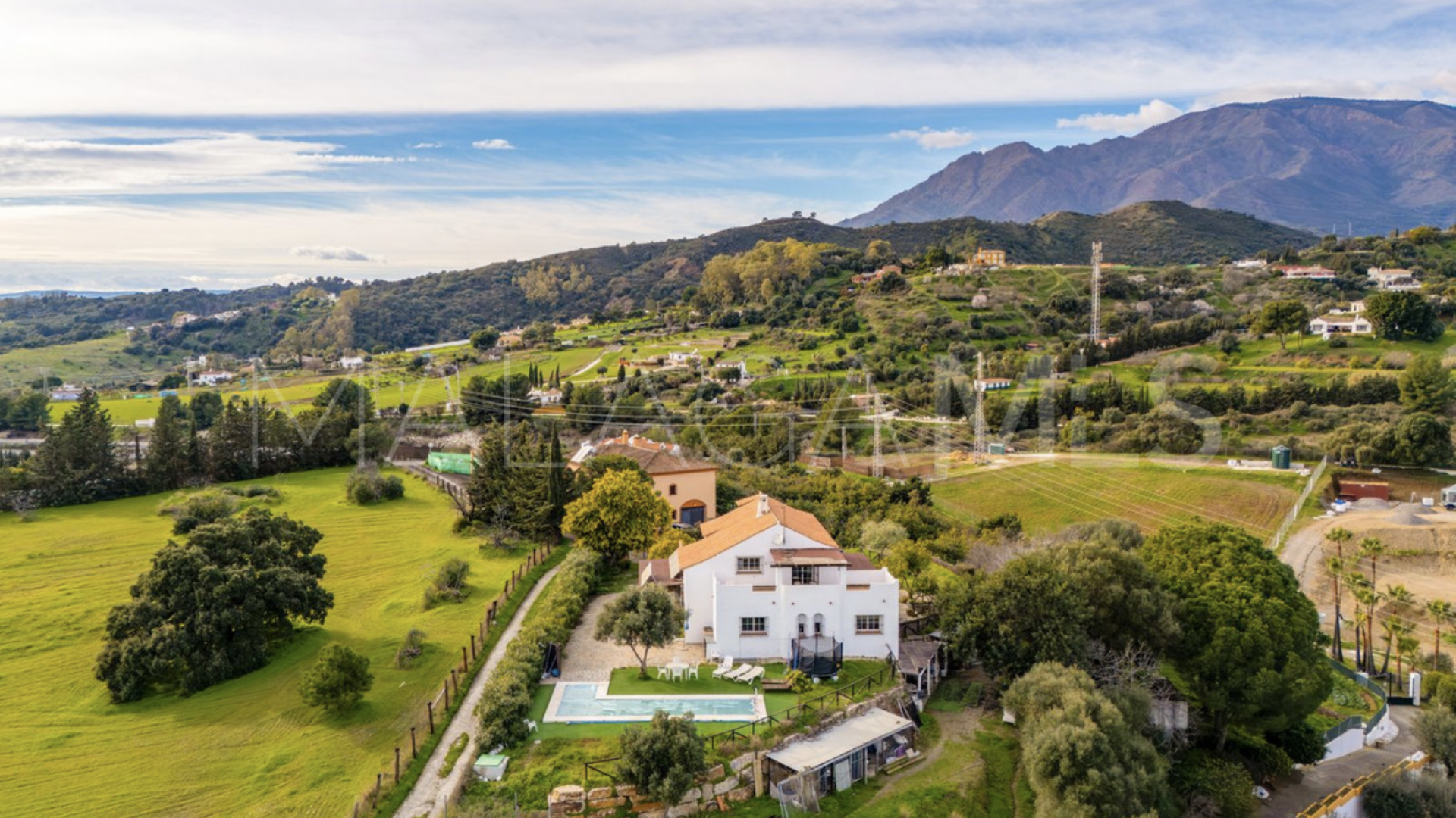 Buy villa with 4 bedrooms in El Padron