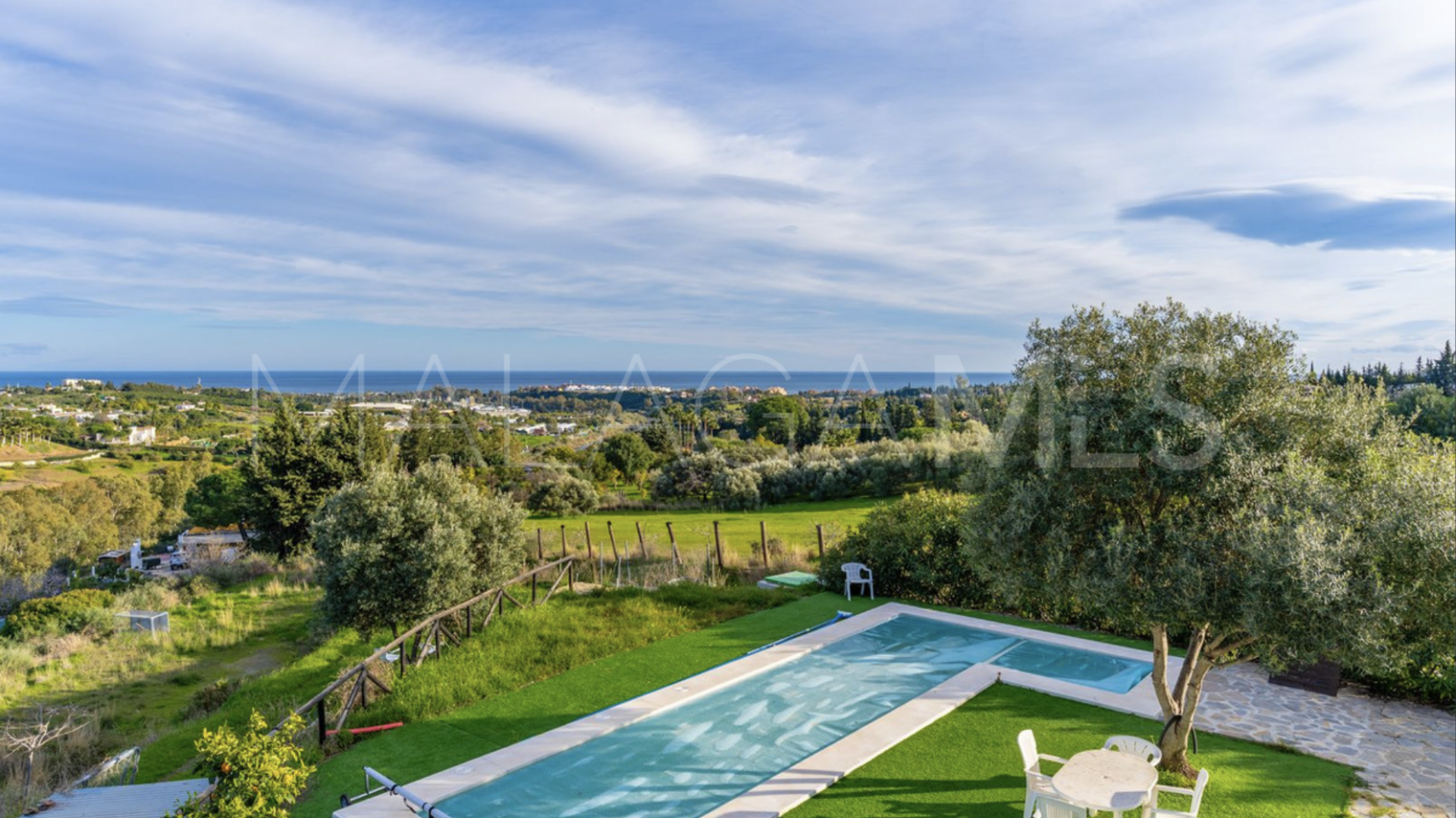 Buy villa with 4 bedrooms in El Padron