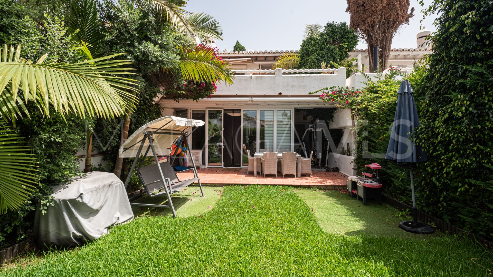 For sale semi detached villa with 3 bedrooms in Bahia de Marbella