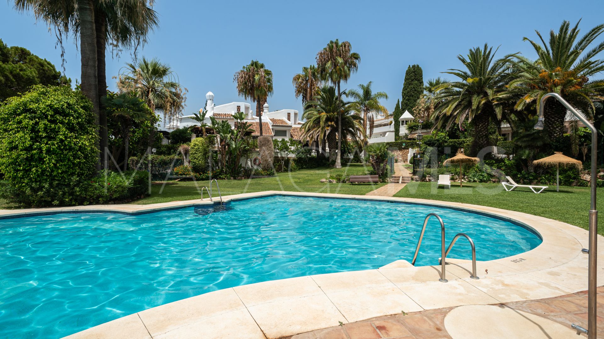 For sale semi detached villa with 3 bedrooms in Bahia de Marbella