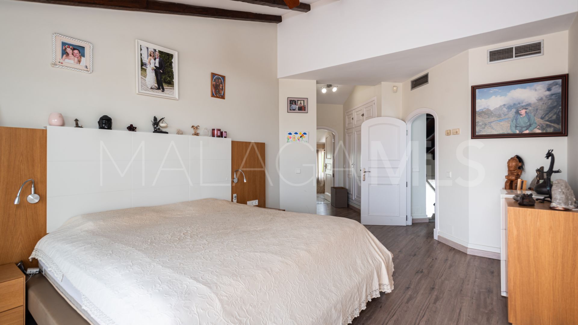 For sale semi detached villa with 3 bedrooms in Bahia de Marbella