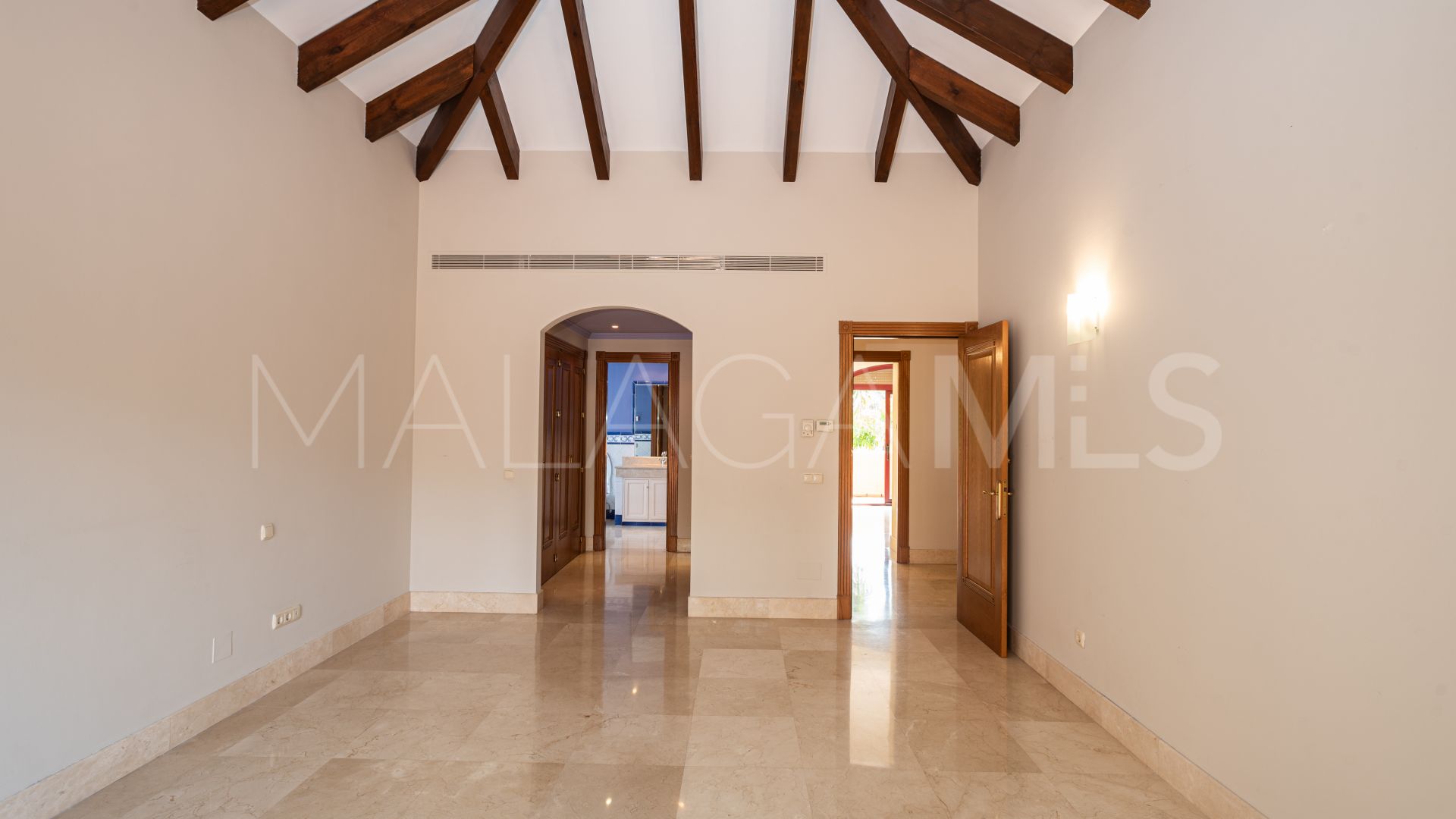 Se vende villa de 5 bedrooms in Altos Reales