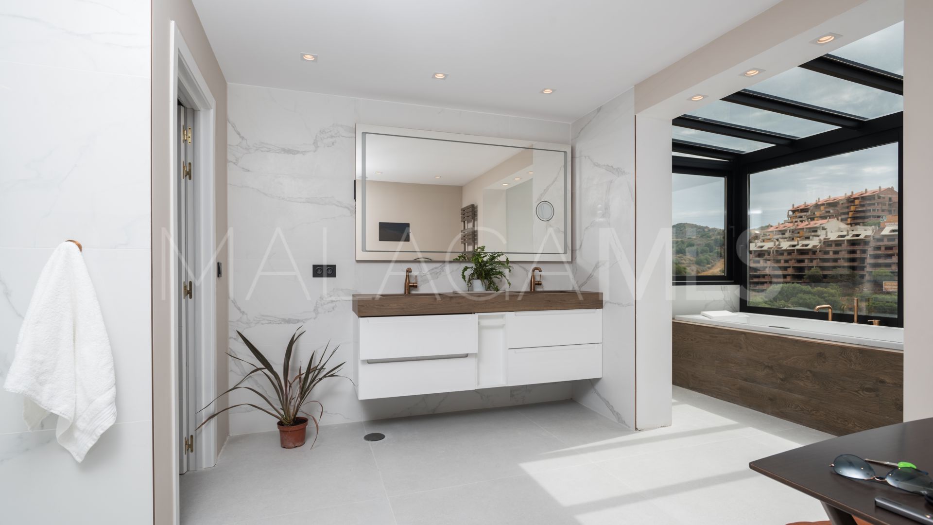 8 bedrooms villa in Elviria for sale