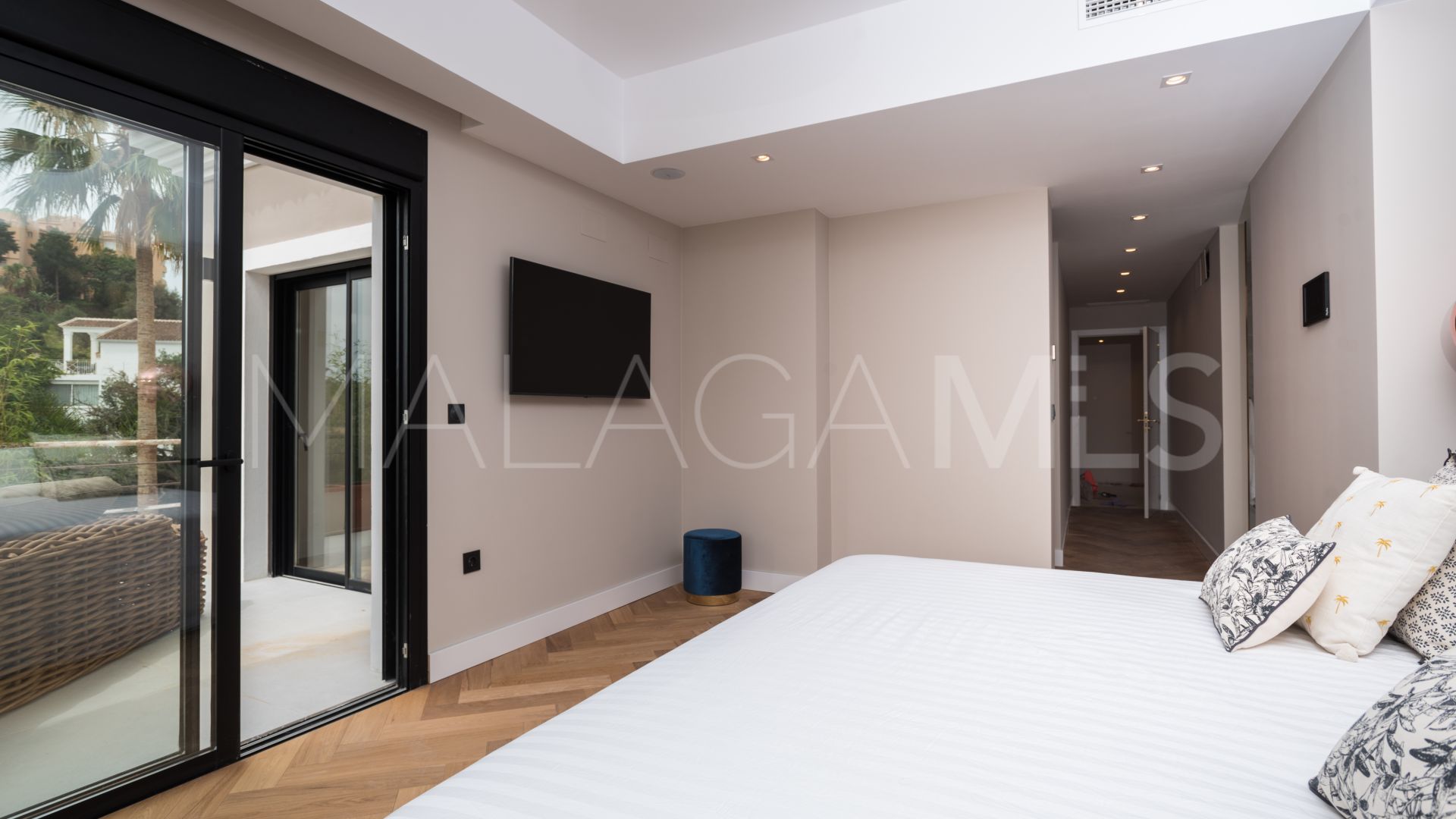 8 bedrooms villa in Elviria for sale