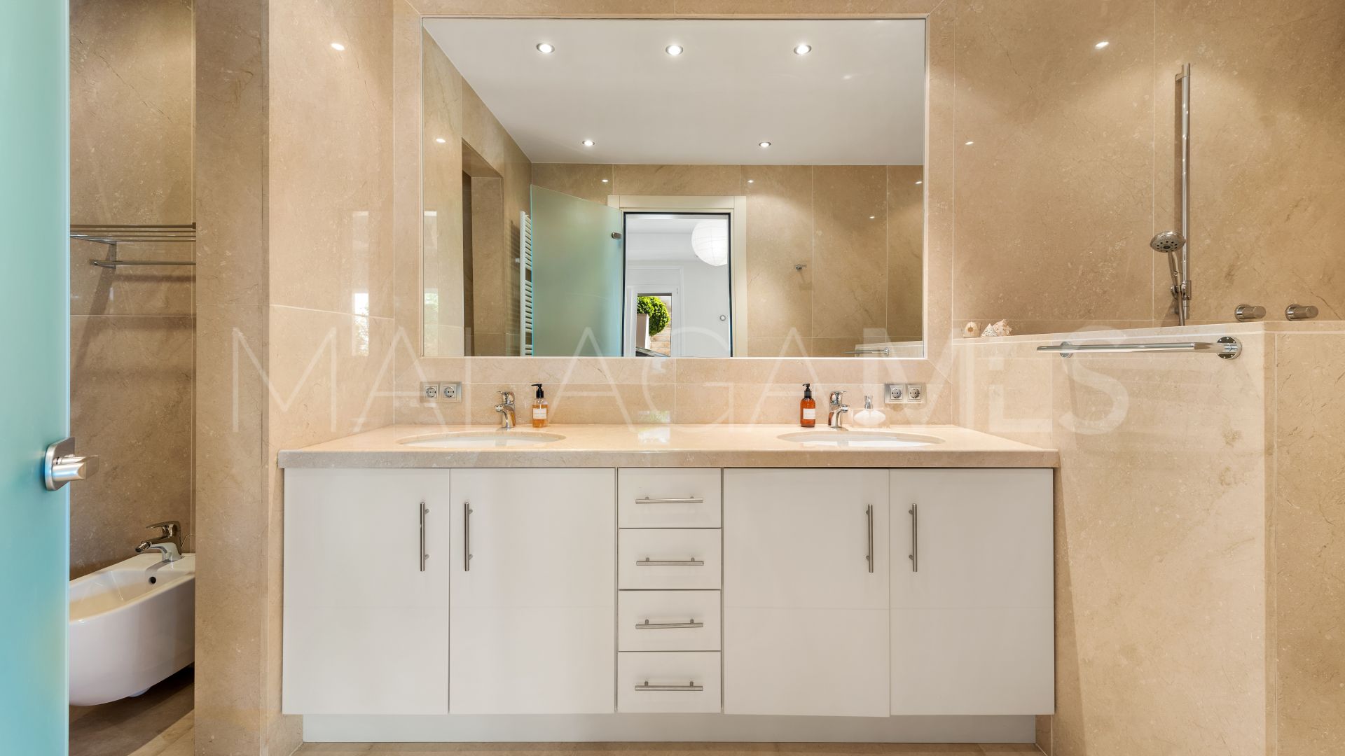 Villa for sale in Elviria