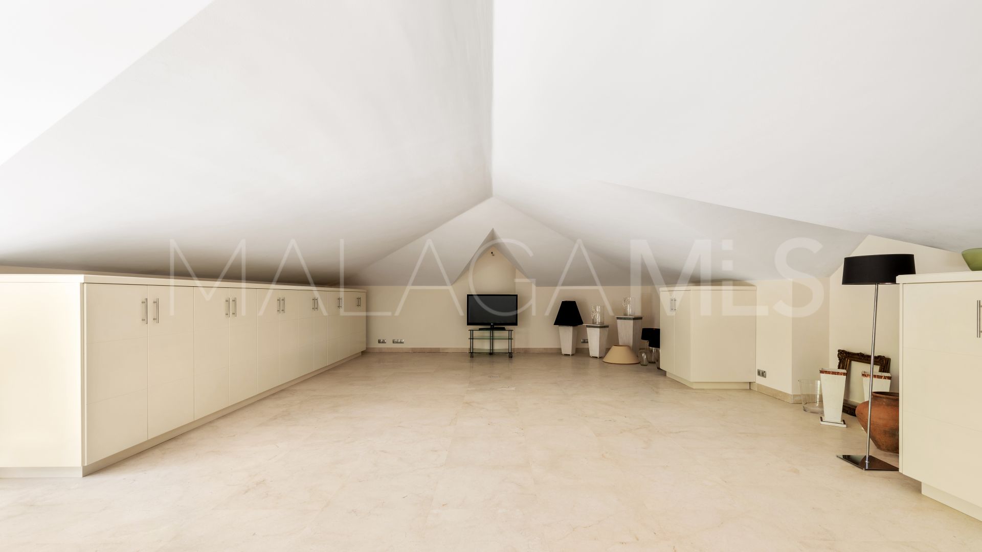 Villa for sale in Elviria
