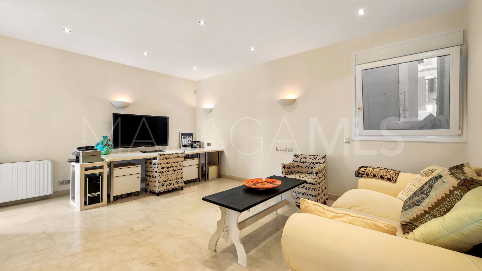 Villa for sale in Elviria