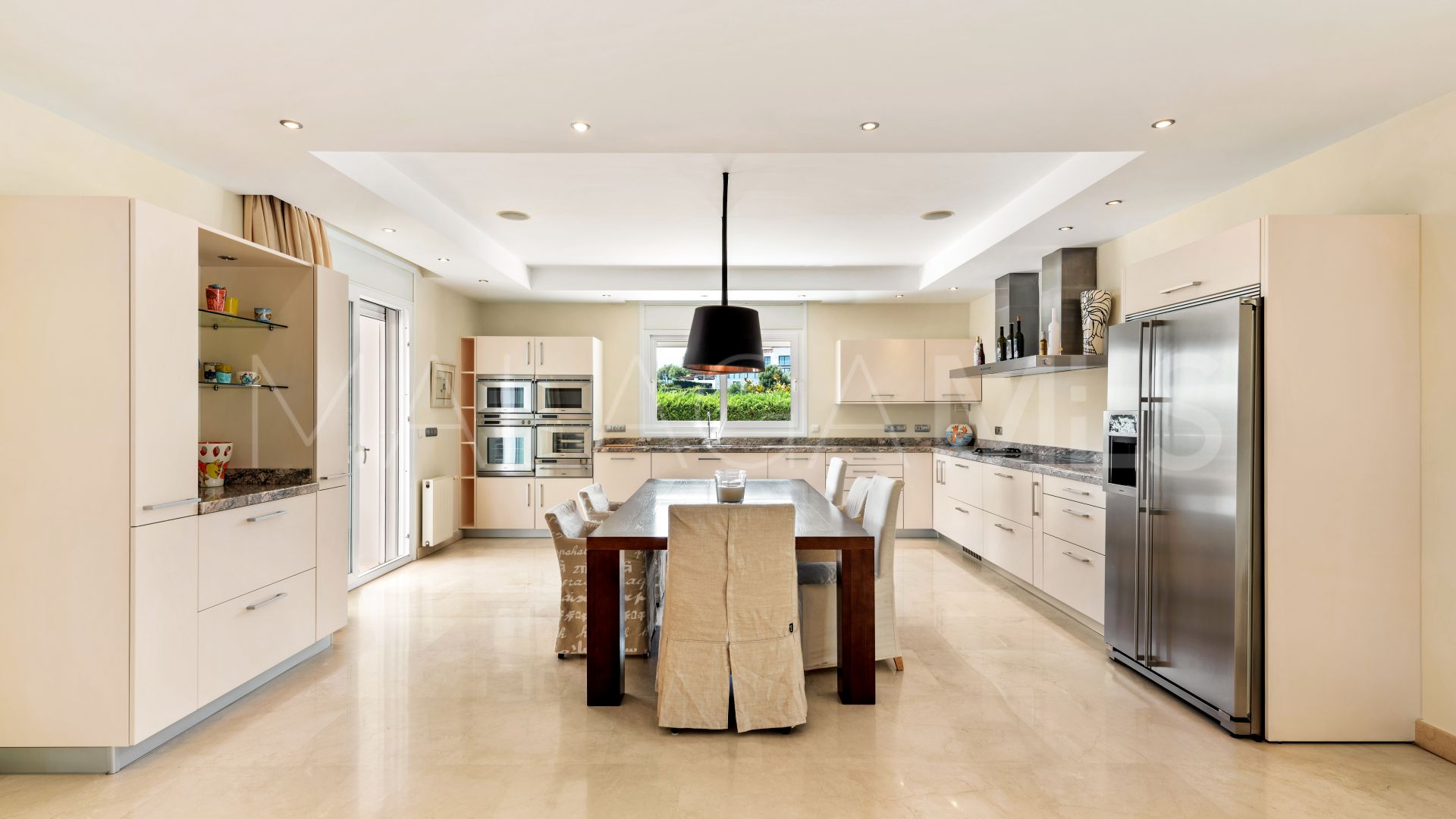 Villa for sale in Elviria