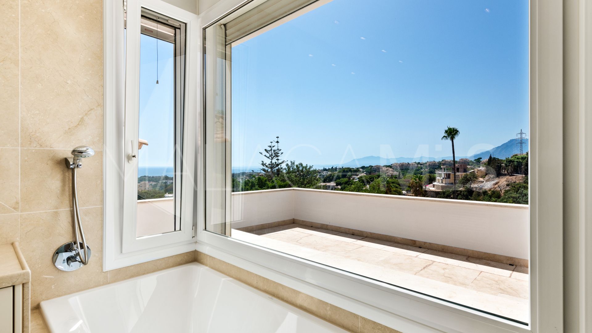 Villa for sale in Elviria