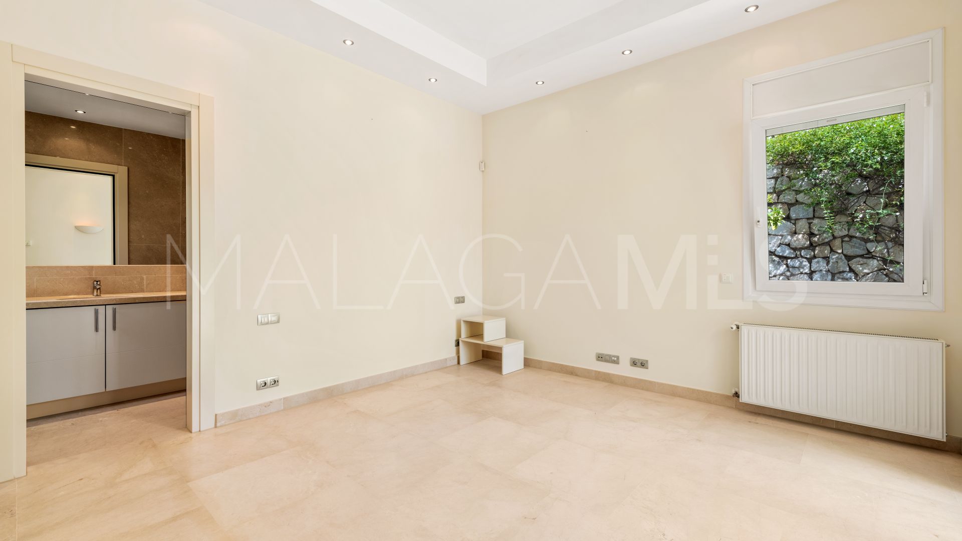 Villa for sale in Elviria
