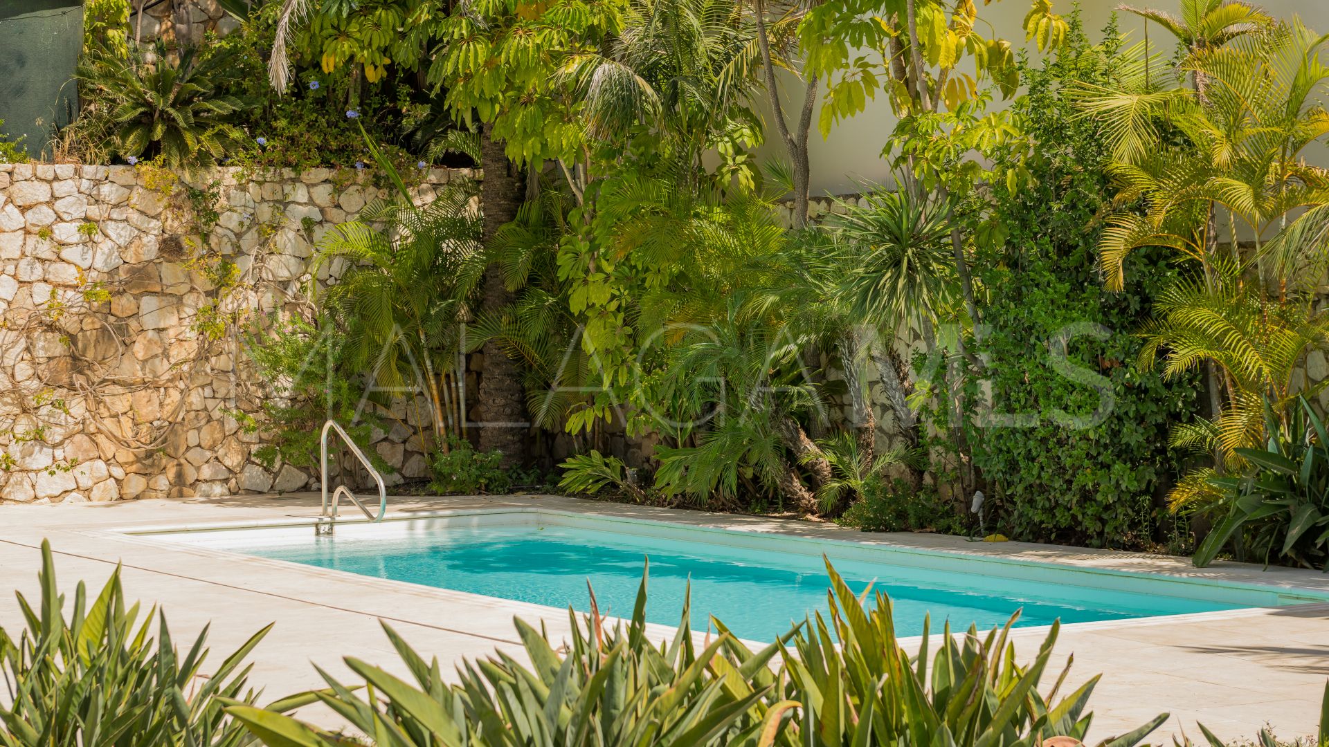Villa for sale in Elviria