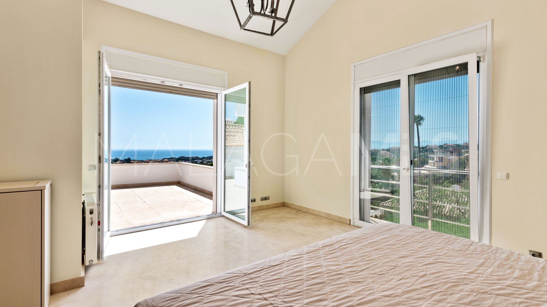 Villa for sale in Elviria