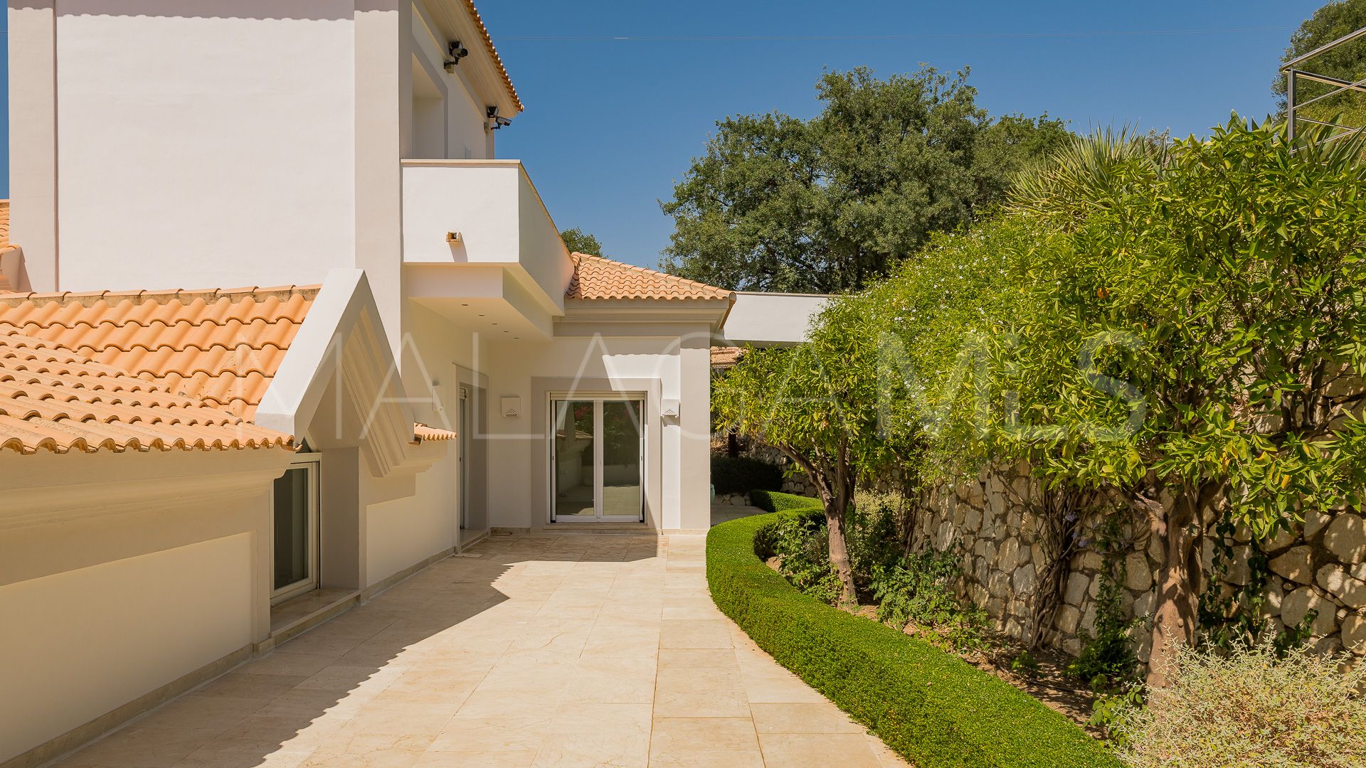 Villa for sale in Elviria