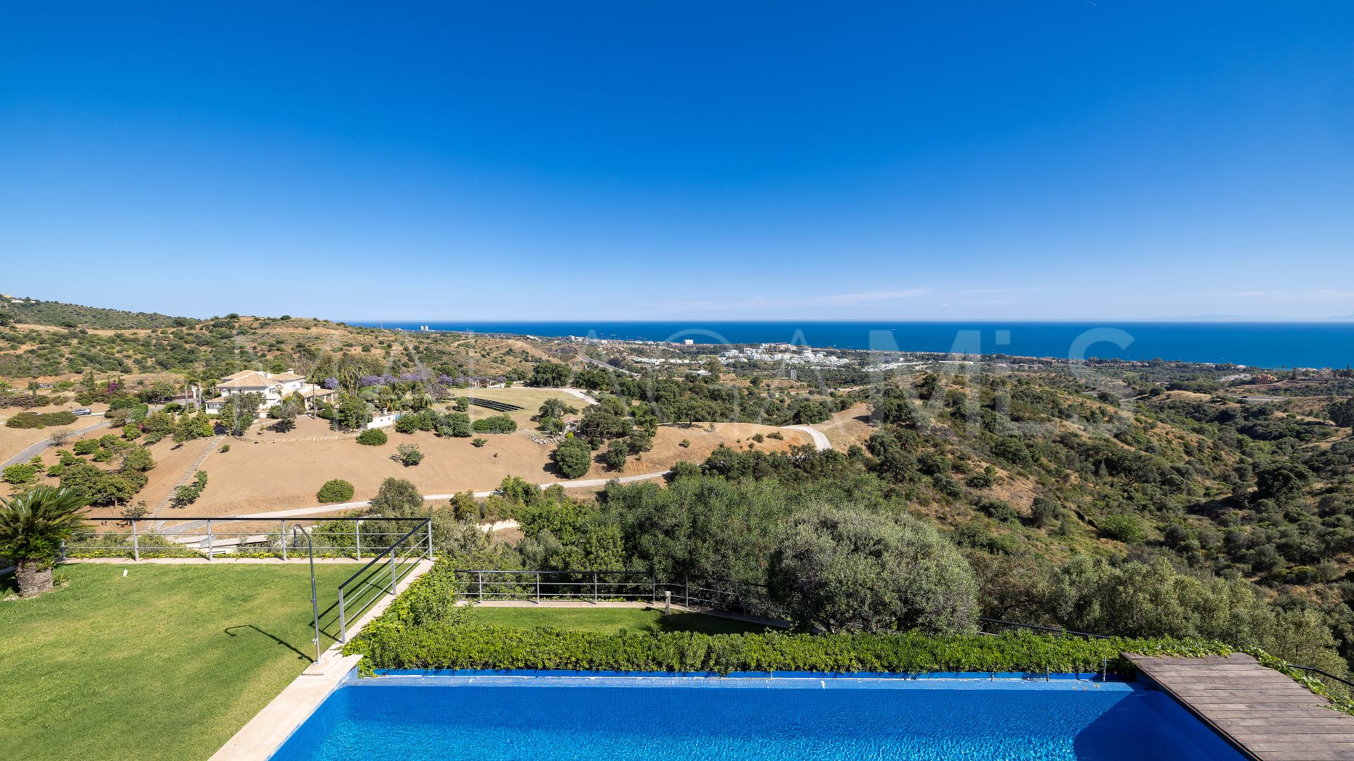 Villa for sale in Los Altos de los Monteros