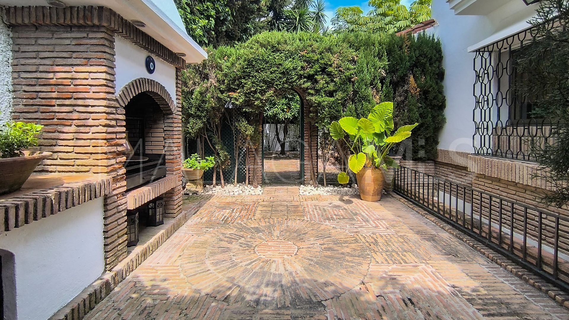 Villa for sale in Los Monteros
