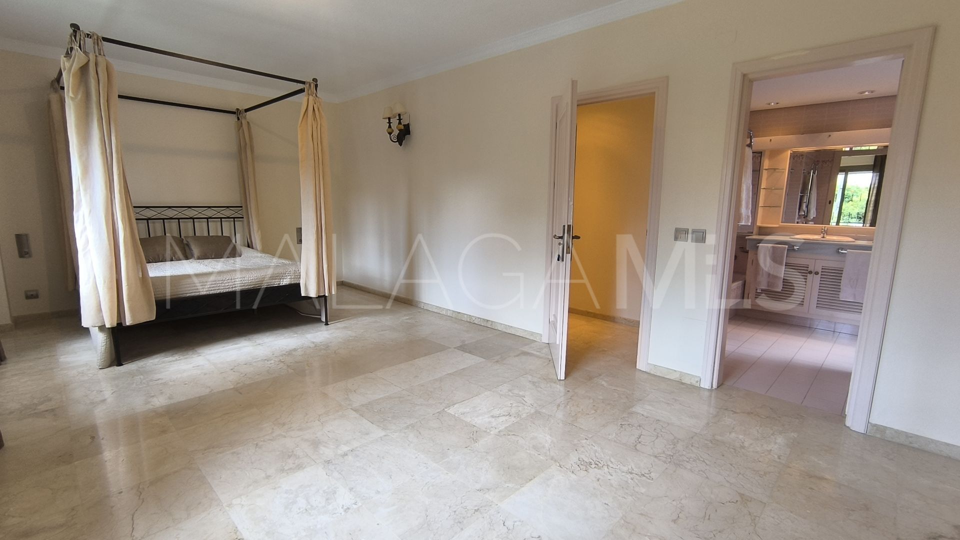 Villa for sale in Los Monteros