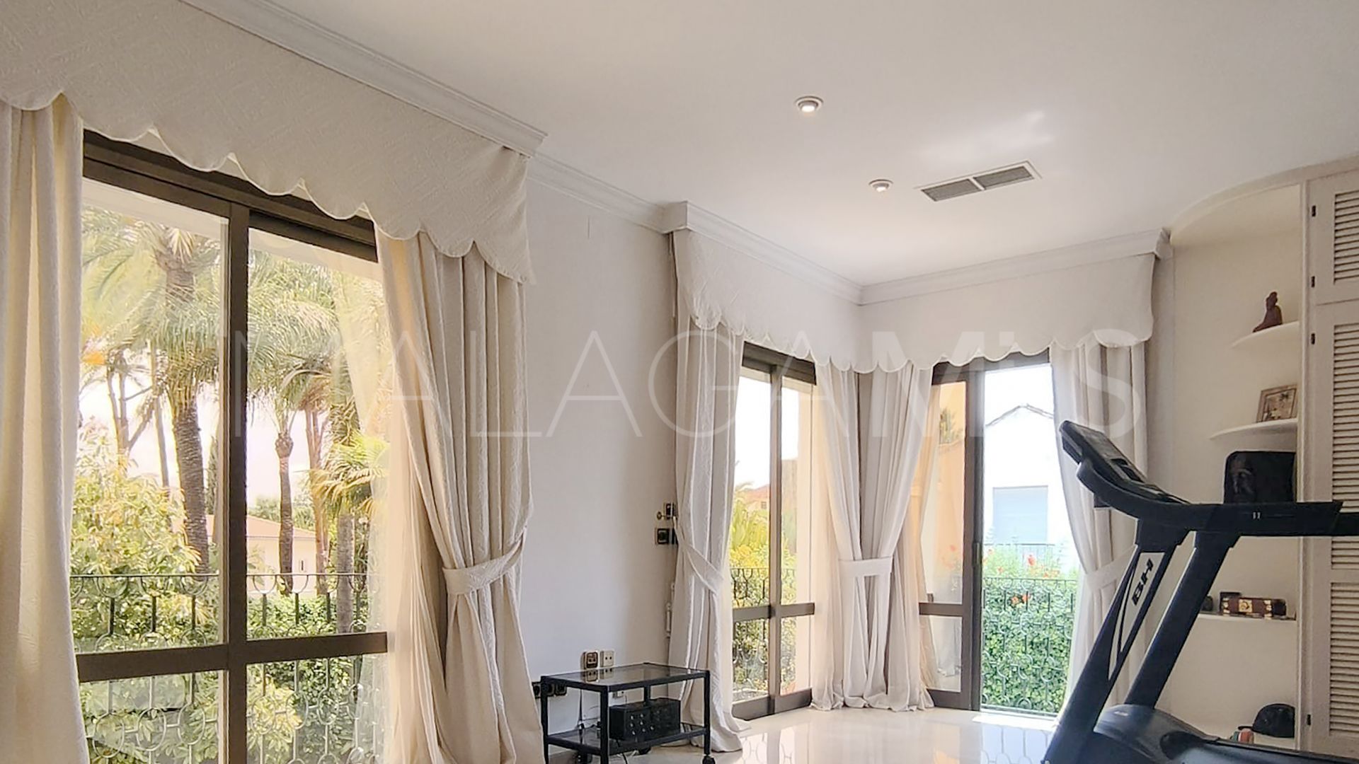 Villa for sale in Los Monteros