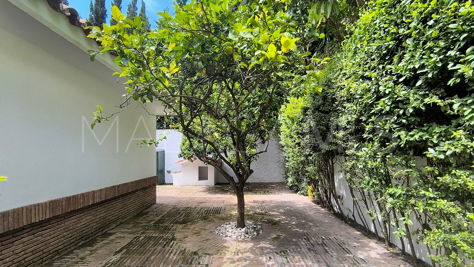 Villa for sale in Los Monteros