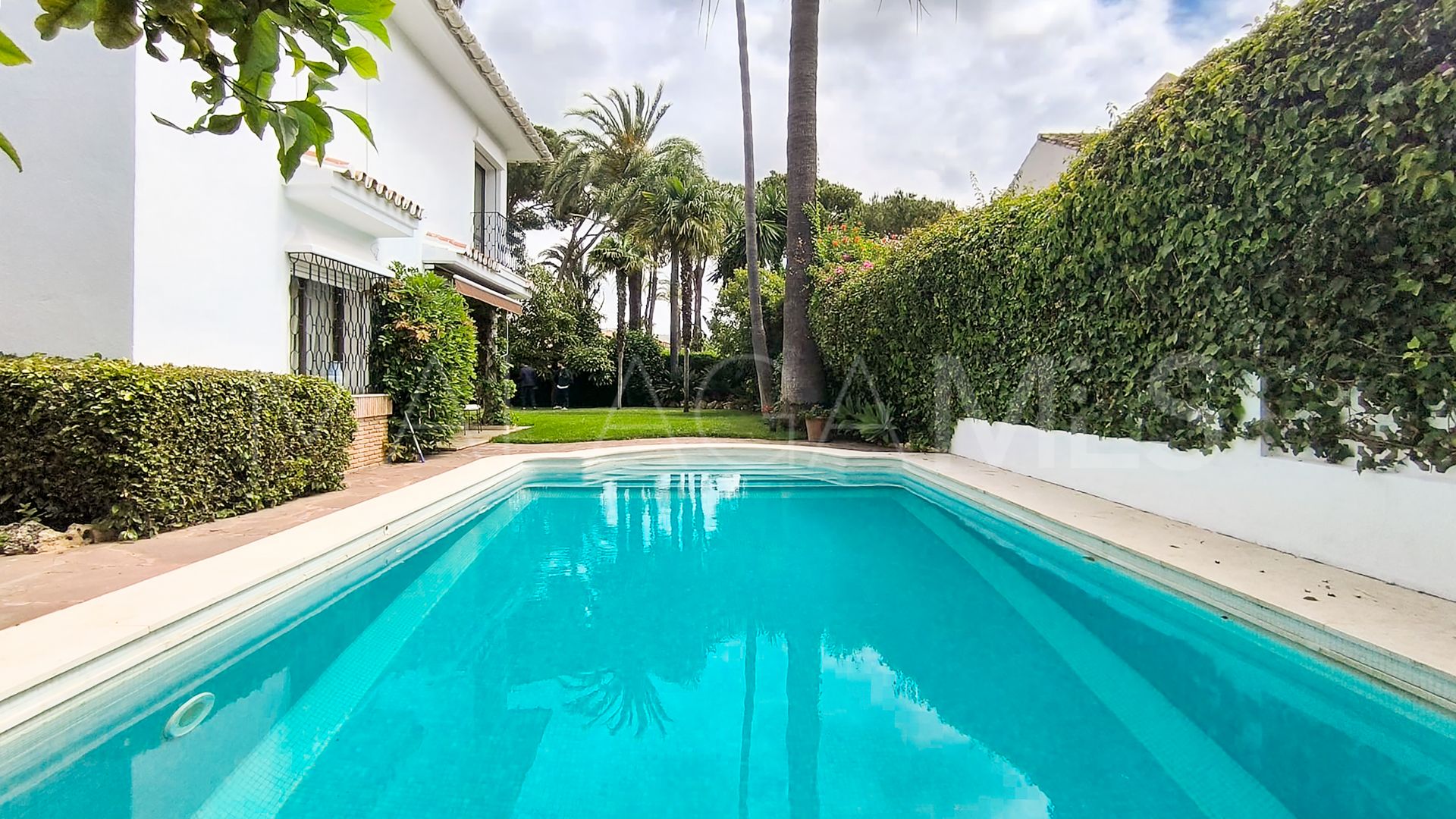 Villa for sale in Los Monteros