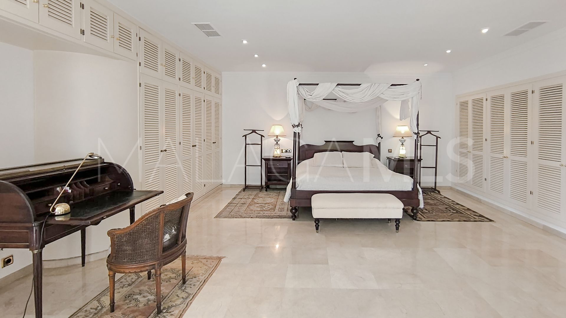 Villa for sale in Los Monteros