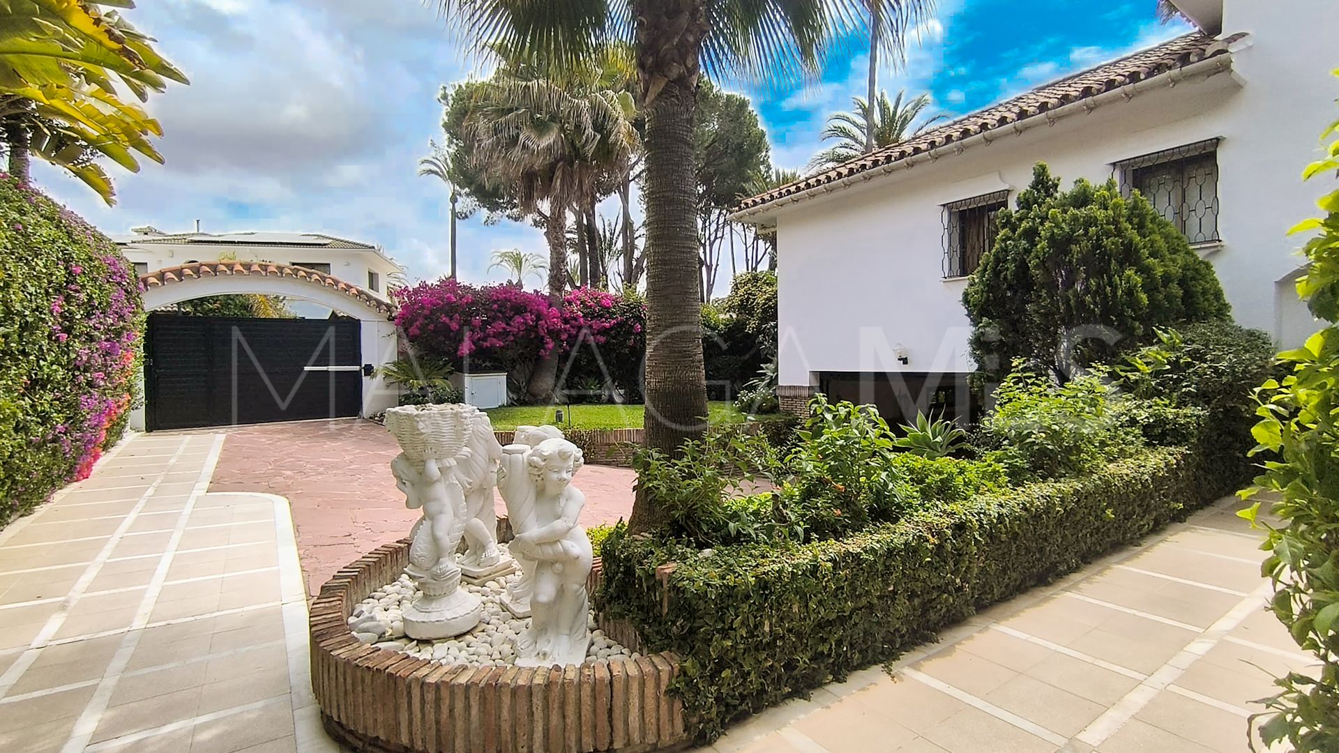 Villa for sale in Los Monteros