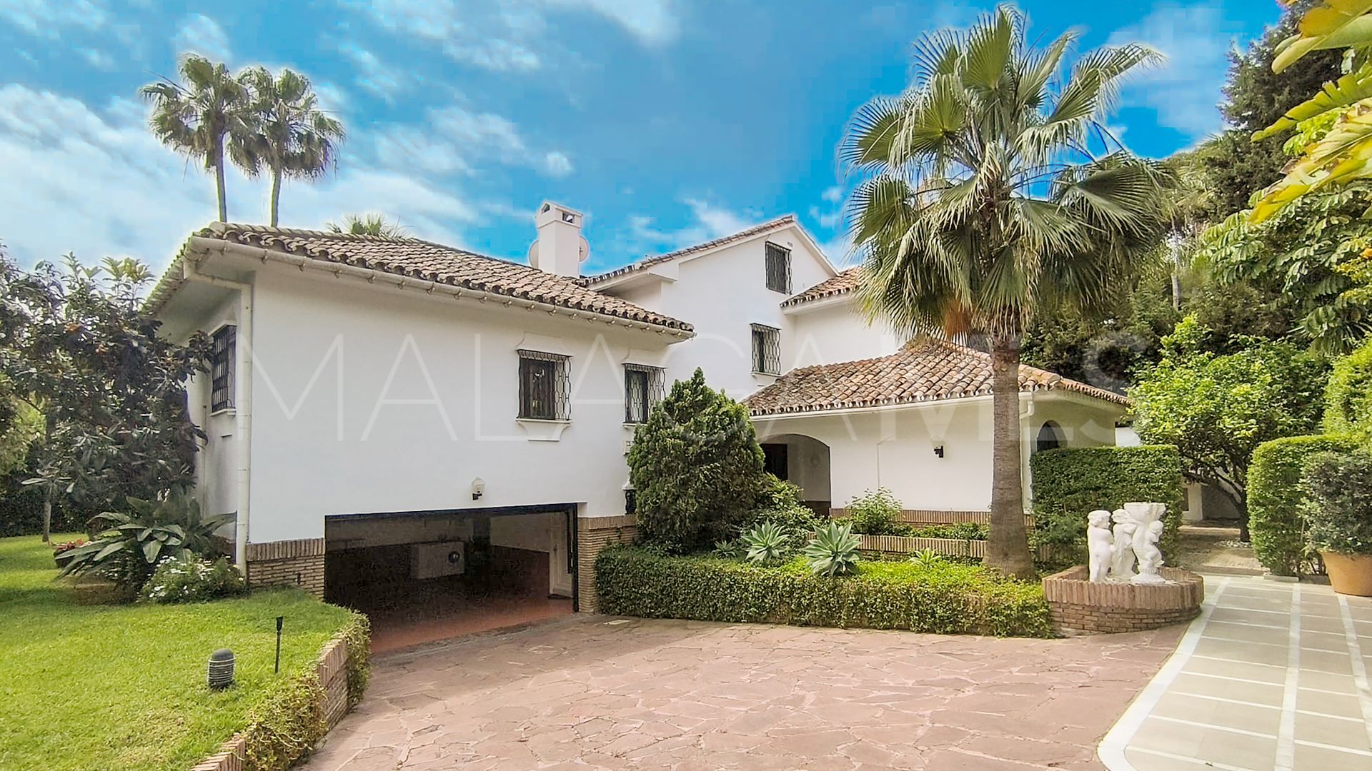 Villa for sale in Los Monteros