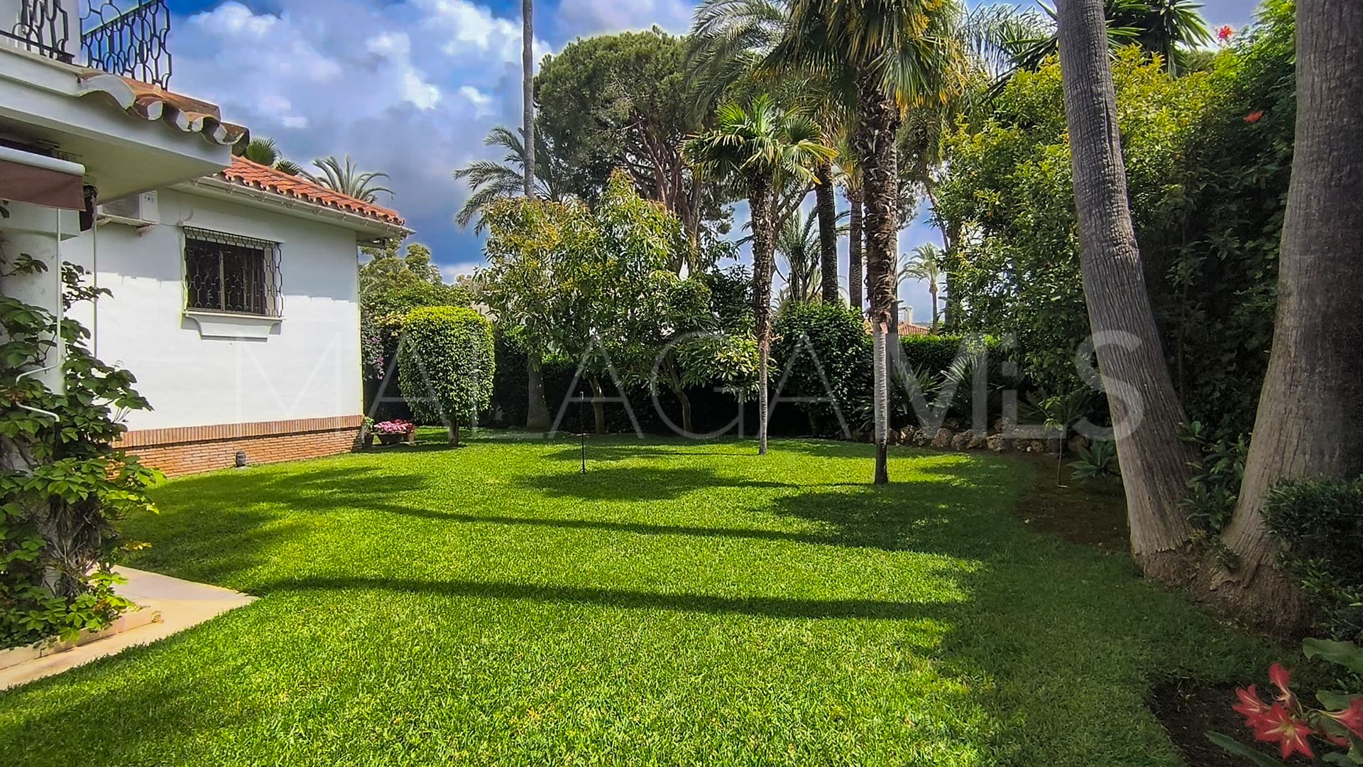 Villa for sale in Los Monteros