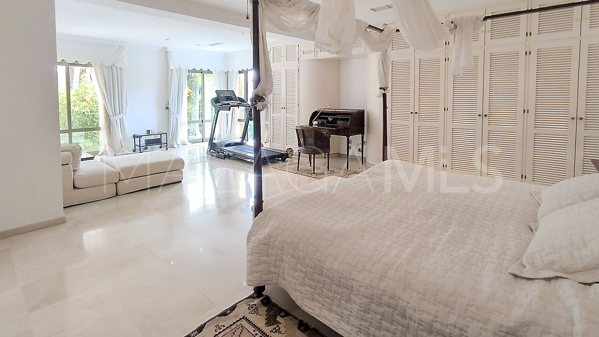 Villa for sale in Los Monteros