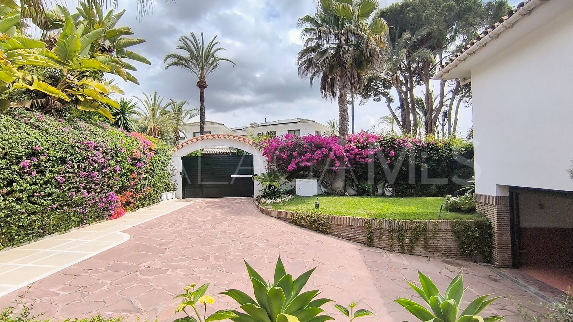 Villa for sale in Los Monteros