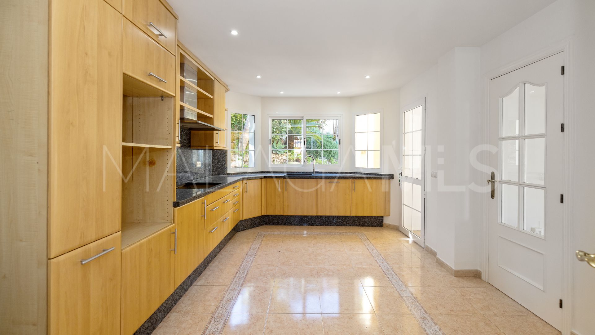 Villa for sale in Calahonda