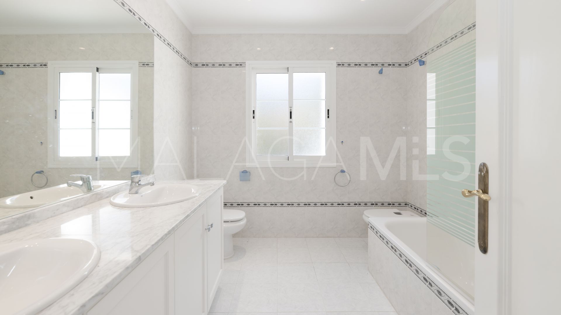 Villa for sale in Calahonda